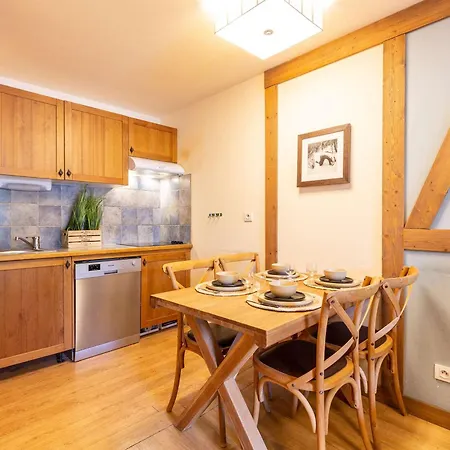 6 Pers En Centre-ville Avec Piscine, Et Parking Securise A - Fr-1-296-404 * Saint-Lary-Soulan